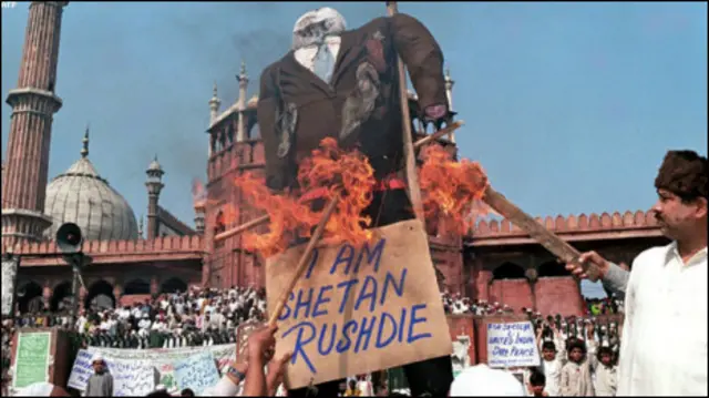 په ۱۹۹۹ کال، په نوي ډيلي کې د سلمان رشدي پرضد لاریون.