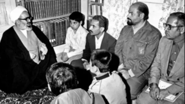 آیت الله حسینعلی منتظری؛ محمدعلی رجایی هم در عکس دیده می شود