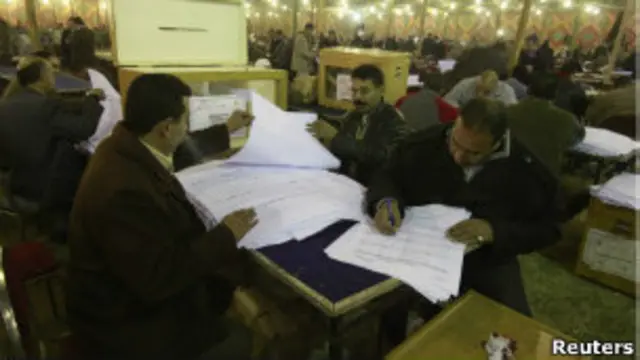 مردم مصر در سه مرحله و در طی ۶ هفته به پای صندوق‌های رای رفتند تا ۴۹۸ نماینده برای پارلمان انتخاب کنند