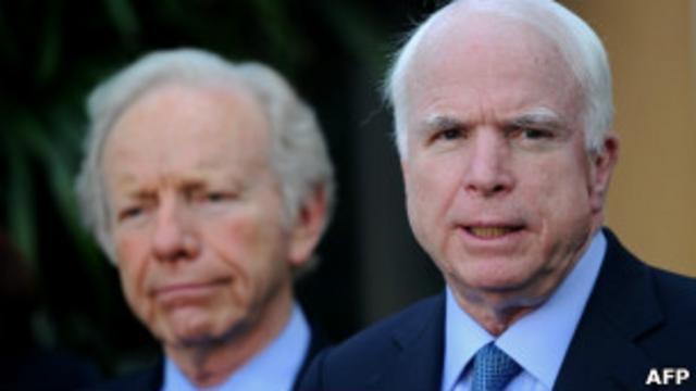 Hai ông John McCain (bên phải) và Joe Lieberman trong cuộc họp báo ở Bangkok