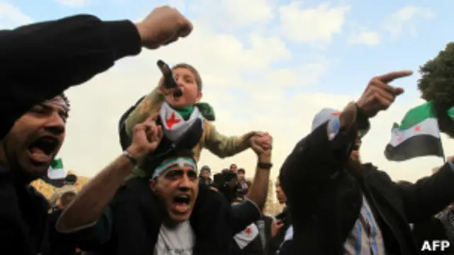 سوريون يرددون شعارات مناهضة لبشار الأسد في القاهرة