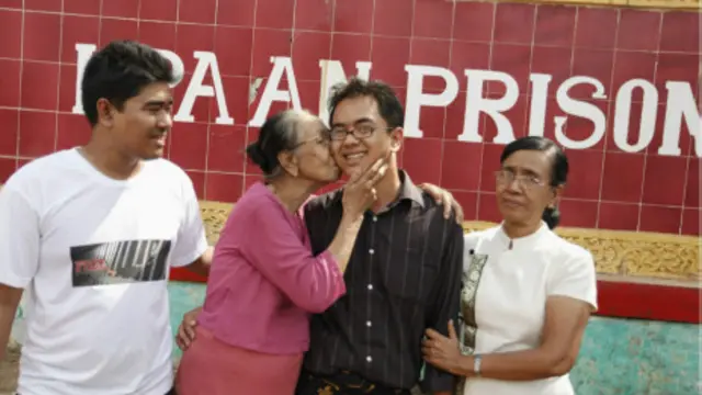 ̣Mẹ đón con ra tù: Miến Điện bước vào một thời kỳ mới