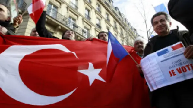 تجمع معترضان ترکیهایتبار جلوی سنای فرانسه