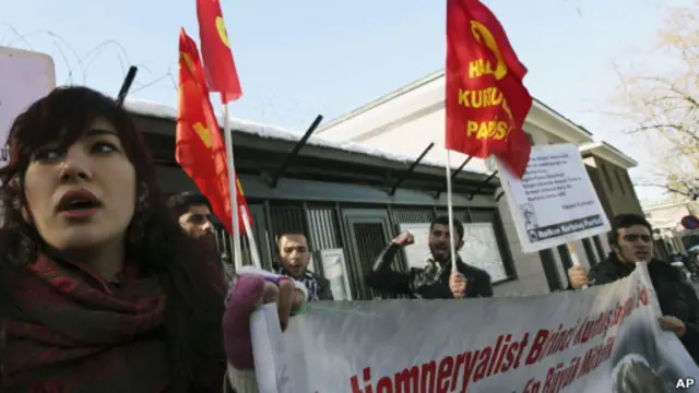 Unjuk rasa di depan Kedubes Prancis di Ankara.