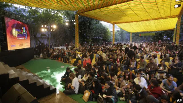 Para hadirin yang menunggu sambungan video dengan Rushdie.