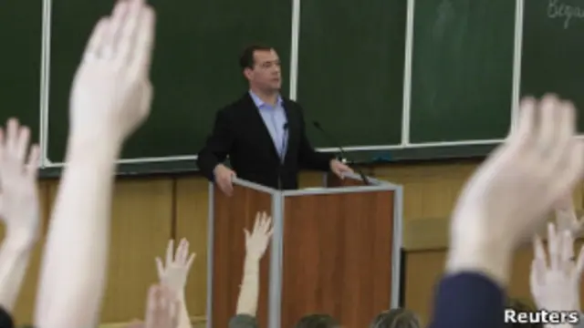 Дмитрий Медведев у доски в аудитории