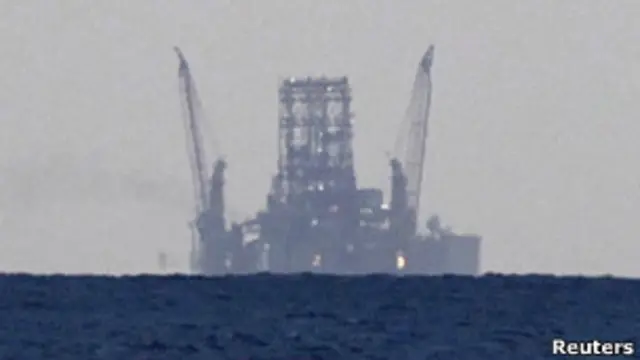 plataforma Sacarabeo 9 anclada en aguas cubanas