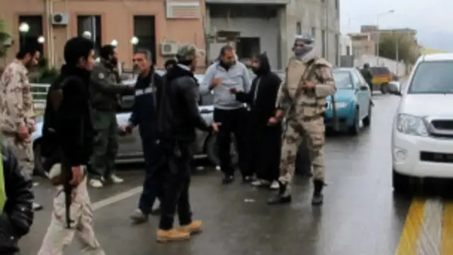 الليبيون يستعدون الانتخابات وبعضهم يسكن مجمع باب العزيزية