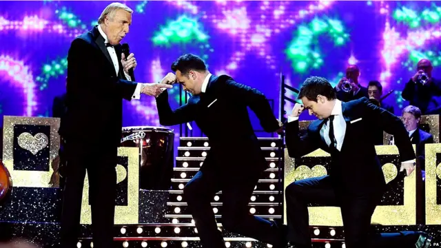 英國全國電視大獎（National TV Awards）周三（25日）在倫敦O2多功能館舉行。主持人布魯斯▪福塞斯（Bruce Forsyth）與安特和戴克（Ant and Dec）搭檔在舞台上作秀。後者連續第11年獲得最佳主持人獎。