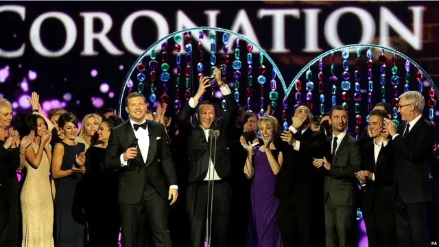 英國著名電視連續劇《加冕街》（Coronation Street）擊敗《東區人》（EastEnders）等競爭對手贏得最佳電視連續劇獎後，全體演職員上台慶賀。