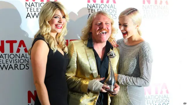 笑星弗朗西斯（Leigh Francis）（中）接受最佳電視智力競賽節目獎。