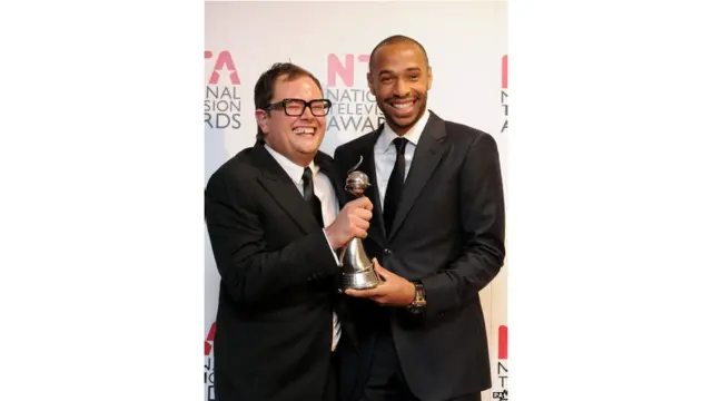 英超俱樂部阿森納球星亨利（Thierry Henry）（左）上台為艾倫•卡爾（Alan Carr）頒發最佳脫口秀（Talk show）主持人獎。