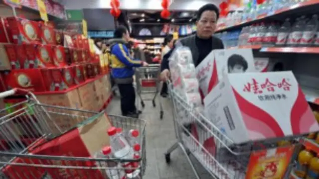 柳州市民抢购瓶装水（新华社图片）