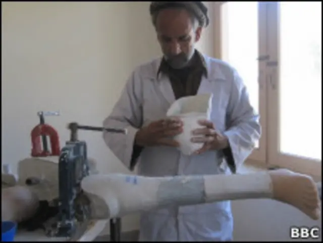 شاو خوا شپږ میاشتې کيږي چې يوې خيريه ټولنې په کونړ کې د مصنوعې انساني غړو د جوړولو کار پيل کړى دی.