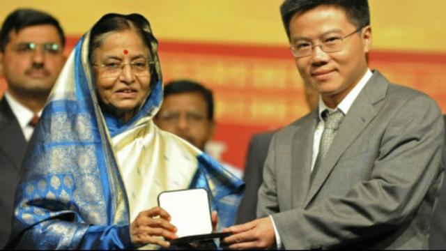 Giáo sư Ngô Bảo Châu (phải) nhận giải Fields từ Tổng thống Ấn Độ năm 2010