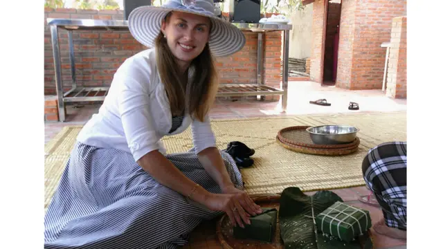 Cô Daria Mishukova gói bánh chưng tại Mũi Né tháng 1/2011