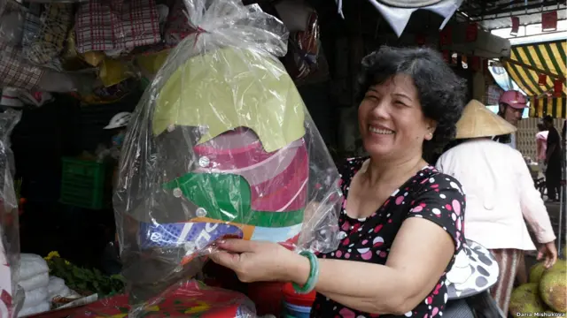 Hàng mã và tiền âm phủ của Việt Nam cũng là nét văn hóa mà Tiến sỹ Daria Mishukova quan tâm. Cô thậm chí đã mang tiền âm phủ của Việt Nam về Nga triển lãm khiến nhiều khách Nga quan tâm. 