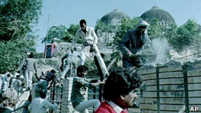 بابری مسجد کی جگہ پر مندر تعمیر کرنے کے مقدمہ ایک عرصے سے چل رہا ہے