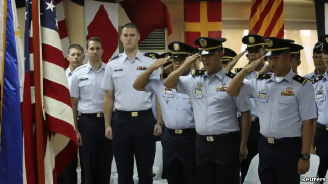 Tentara AS dan tentara Filipina di Manila.