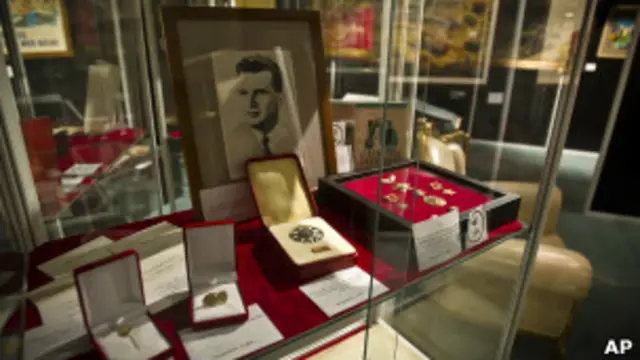 На торгах выставлены предметы роскоши, медали и фотографии Чаушеску