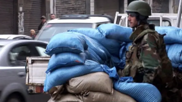 Tentara Suriah terlihat berjaga-jaga di Kota Homs, Suriah, menyusul laporan kekerasan yang menewaskan sedikitnya 200 orang. 