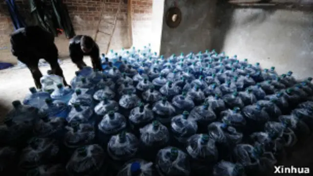 龍江河污染水段附近居民獲得瓶裝水