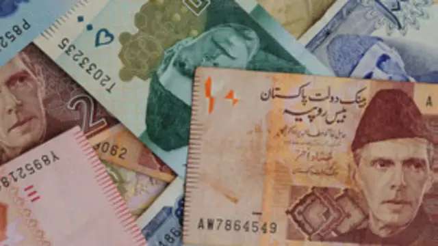 پاکستان کی کرنسی کی قدر میں ڈالر کے مقابلے میں چھ فیصد کمی ہوئی