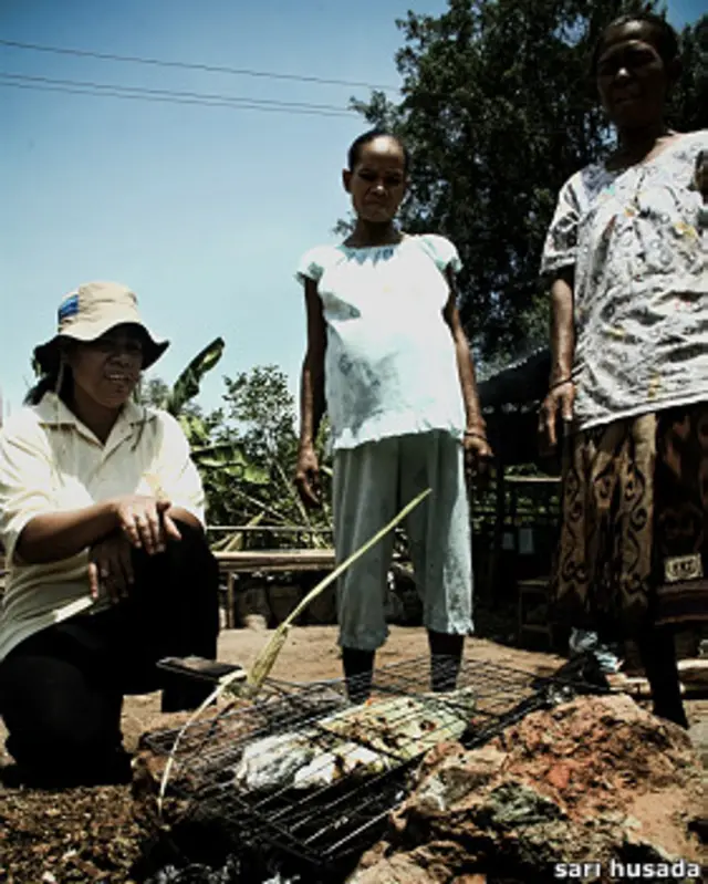 Rosa mencontohkan dengan membakar ikan.