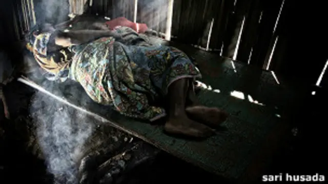 Ritual panggang api terhadap ibu dan bayinya sudah turun-temurun.