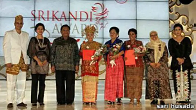 Rosalinda dan delapan bidan lainnya meraih Srikandi Award 2011.