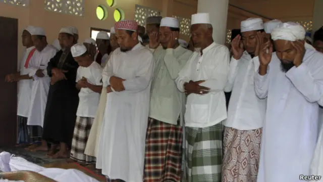 Warga bersembahyang untuk korban yang tewas ditembak militer Thailand di Pattani.
