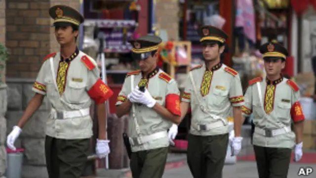 د سي جیان د لسو ميليونو وګړو ډېرى يې د چين له واکمنو ناراضه دي او احساس کوي چې مذهبي حقونه يې تر پښو لاندې کېږي.