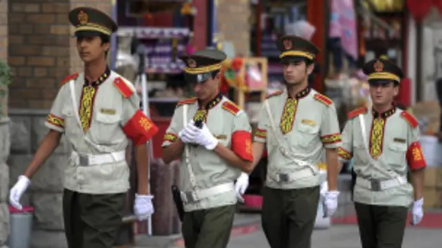 Cảnh sát Trung Quốc trên đường phố Tân Cương