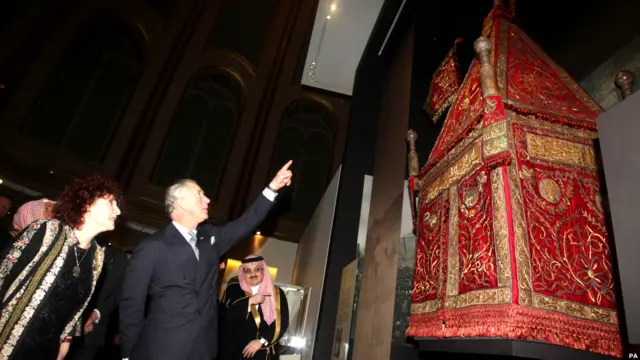 Pangeran Charles menyaksikan salah satu materi pameran