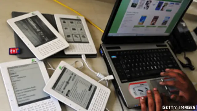 Anak menggunakan komputer