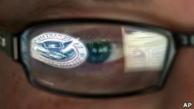 Отражение логотипа министерства внутренней безопасности США в стеклах очков