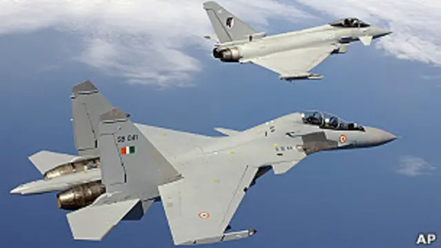 Индийский Су-30МКИ и британский Eurofighter