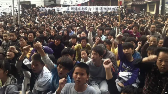 去年乌坎村发生了抗议和骚乱，起因是村官员被指征用土地贪腐，以及随后有村民被警察拘禁时死亡。