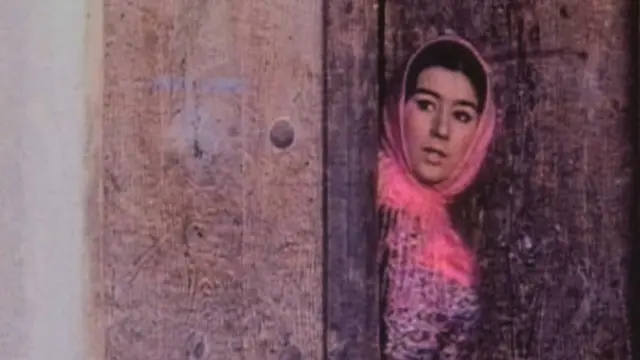 نمایی از فیلم سایه های بلند باد ساخته بهمن فرمان آرا