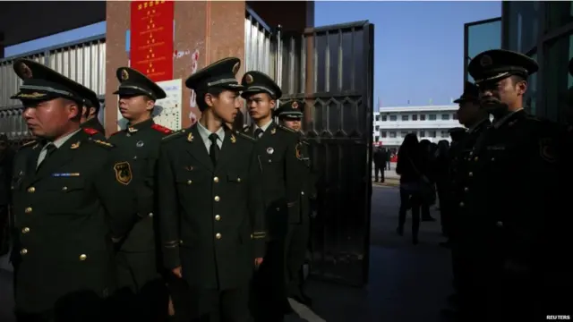 乌坎选举期间戒备森严，警察在作为投票站的学校中执勤。