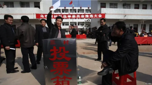 选举顺利进行，村民表现出乐观情绪，但也有村民抱怨没有得到选票。