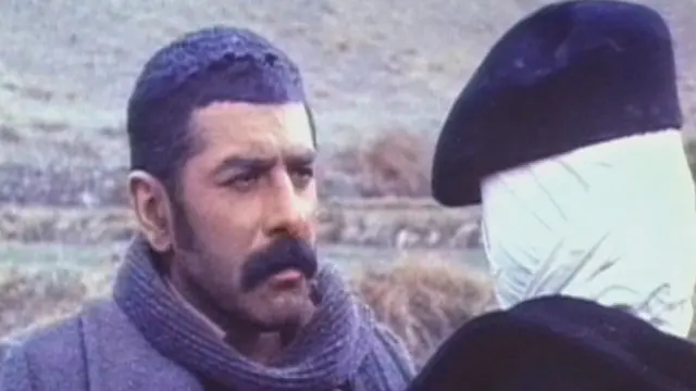 نمایی از فیلم سایه های بلند باد ساخته بهمن فرمان آرا