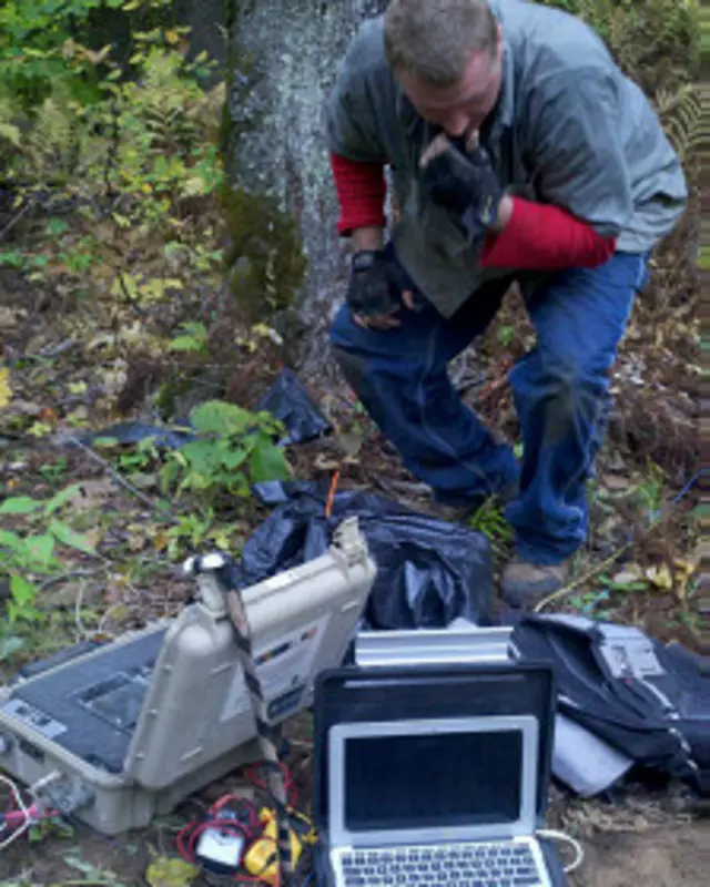 Equipos registrando movimientos sísmicos