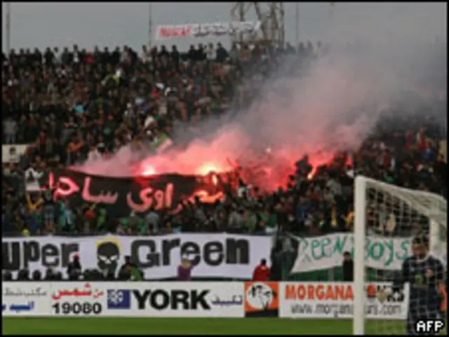په مصر کې د فوټبال له یوې لوبې وروسته د لوبډلو د مینه والو ترمنځ به شخړه کې نږدي ۸۰ کسان ووژل شول.