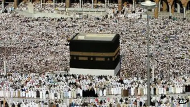 خانہِ کعبہ کا تو ایک مکعب کی صورت ہے۔