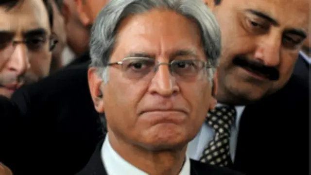 اعتزاز احسن کا کہنا تھا کہ این آر او سے متعلق عدالتی فیصلے پر عمل درآمد نہ کرنے پر تو سپریم کورٹ نے وزیر اعظم یوسف رضا گیلانی کو گھر بھجوایا