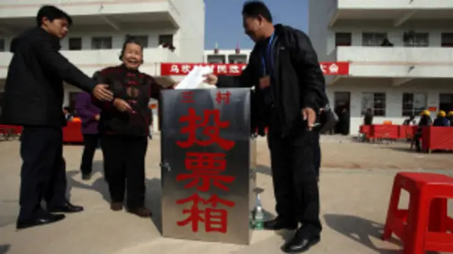 Người dân Ô Khảm bỏ phiếu bầu lãnh đạo cù̉a họ
