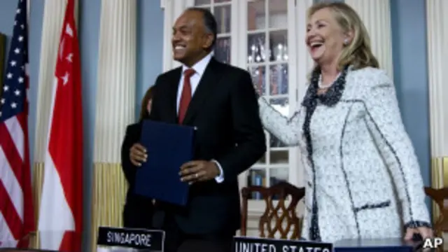 新加坡外長尚穆加姆與美國國務卿克林頓