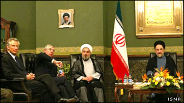 حسن روحانی در مذاکرات سعدآباد با حضور سه وزیر امور خارجه اروپایی از فرانسه، بریتانیا و آلمان و محمد خاتمی، رئیس جمهور وقت