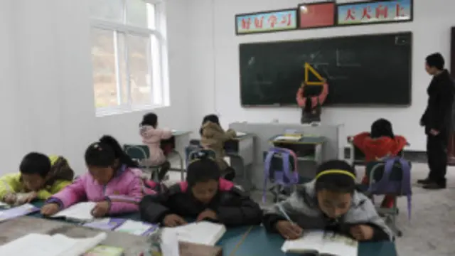 由于缺乏家庭温暖，留守儿童普遍存在基本权益难以保障、学习兴趣降低、心理存在偏激等诸多问题。